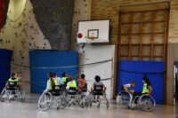 Schülerinnen und Schüler beim Rollstuhlbasketball-Spiel
