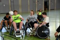 Schülerinnen und Schüler beim Rollstuhlrugby-Spiel
