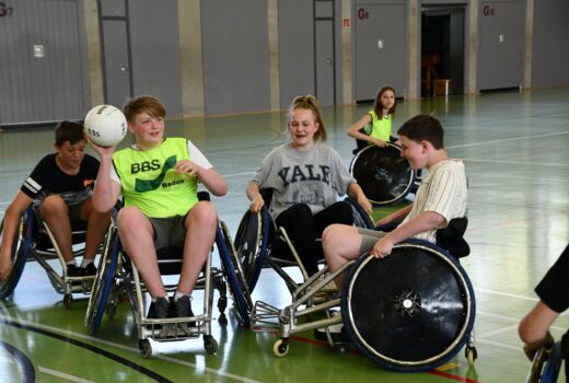 Schülerinnen und Schüler beim Rollstuhlrugby-Spiel