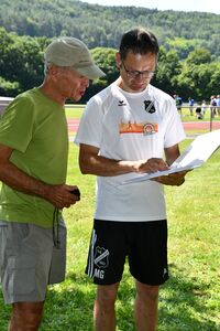 Zwei Prüfer besprechen die Ergebnisse