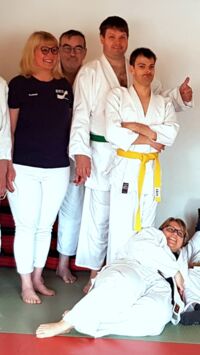 Co-Trainer Christian mit Teilnehmern aus seiner Judo-Gruppe