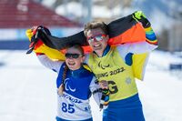 Leonie Walter und Guide Pirmin Strecker feiern die Goldmedaille