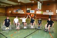 Mitglieder des SV Waldkirch beim Vereinsbesuch mit Rollstuhlbasketball