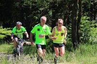 Ein Blinder Läufer mit seinem Guide