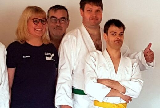Co-Trainer Christian mit Teilnehmern aus seiner Judo-Gruppe