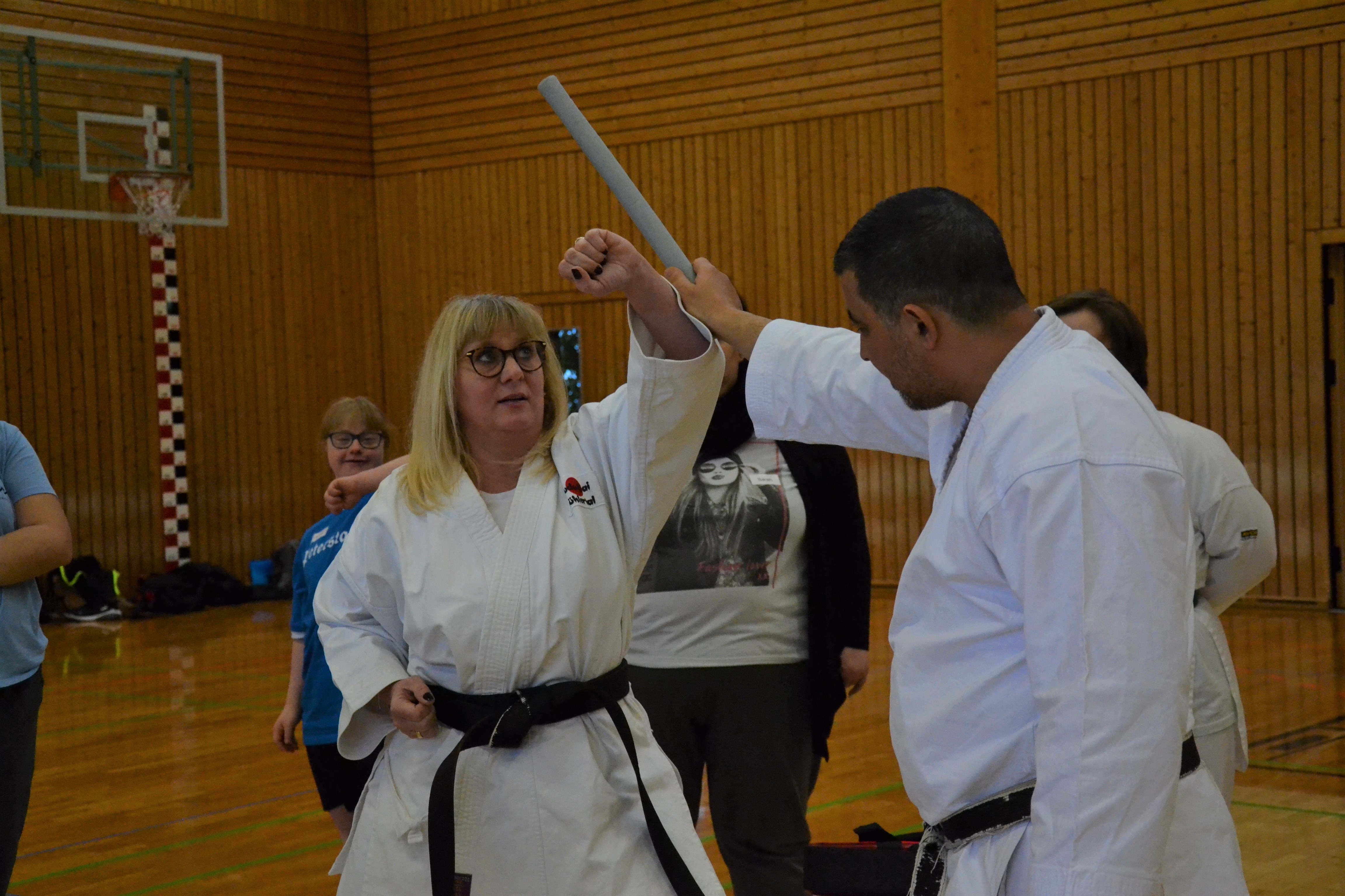 Zwei Karateka leiten die Übungen an.